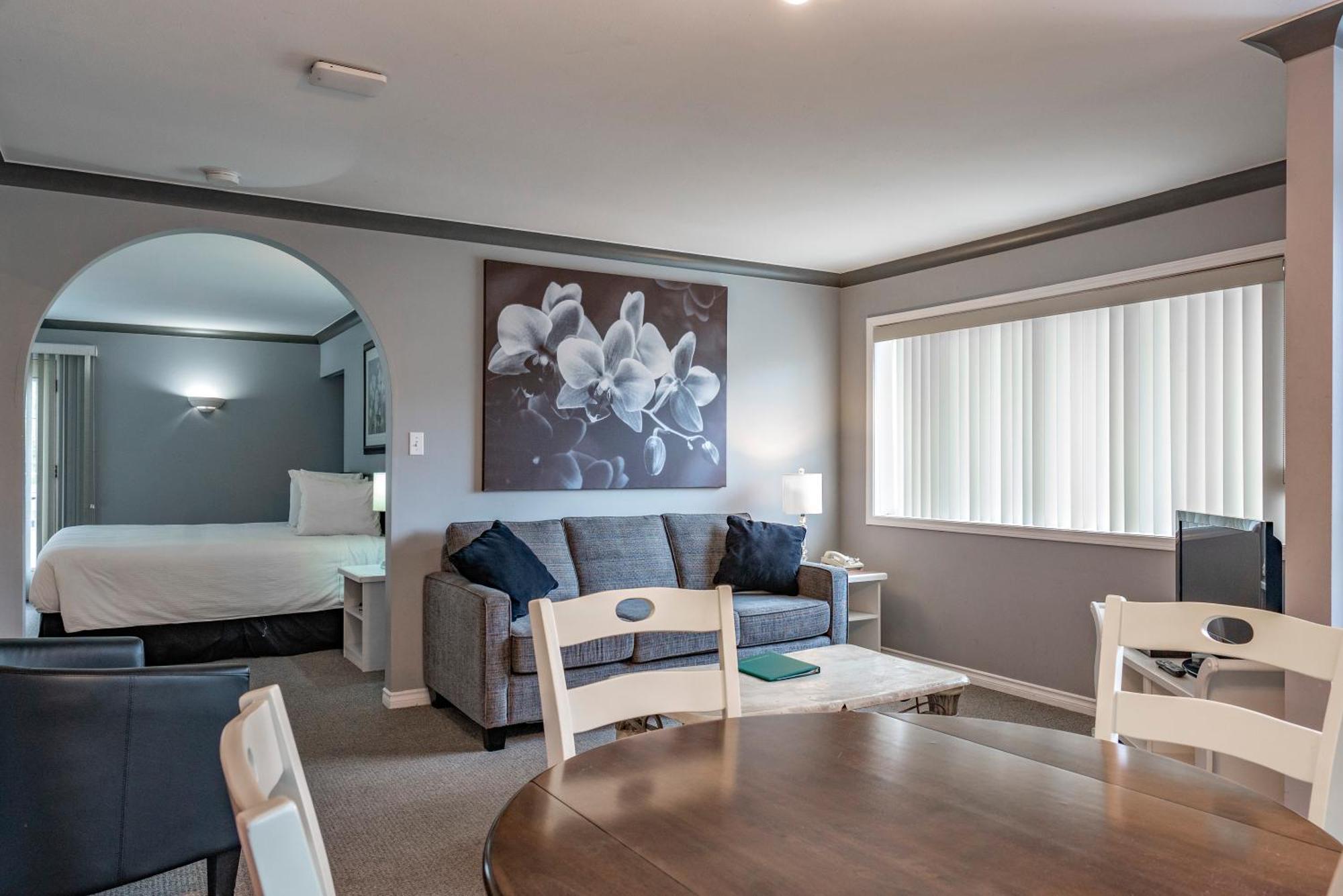 Tiki Shores Inn & Suites Пентіктон Екстер'єр фото