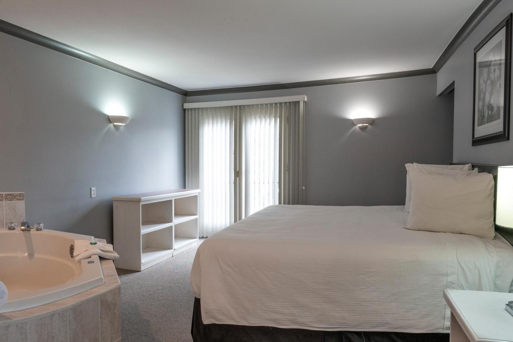 Tiki Shores Inn & Suites Пентіктон Екстер'єр фото