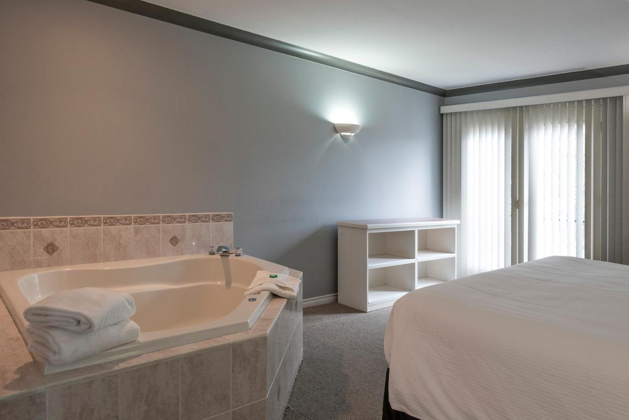 Tiki Shores Inn & Suites Пентіктон Екстер'єр фото
