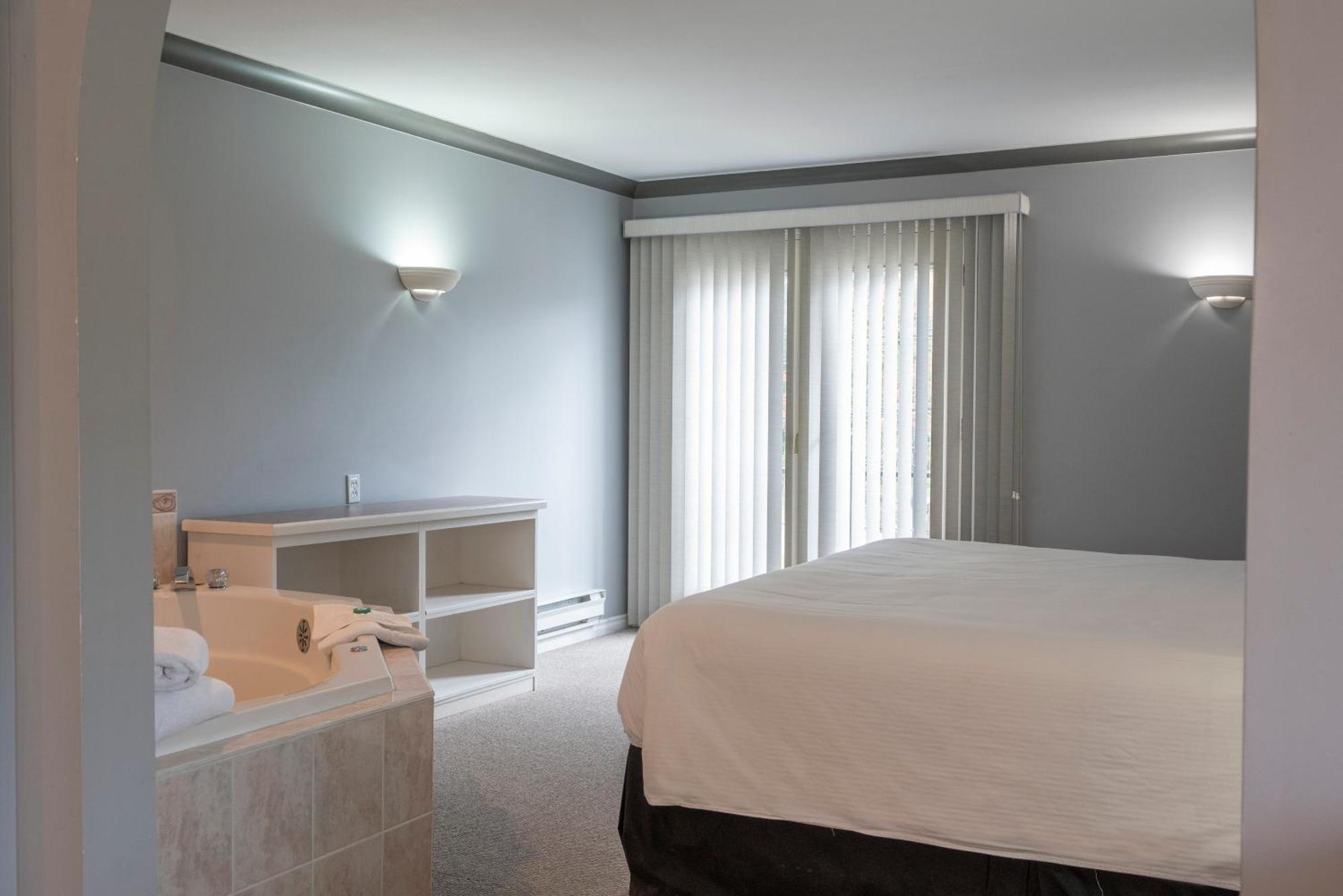 Tiki Shores Inn & Suites Пентіктон Екстер'єр фото