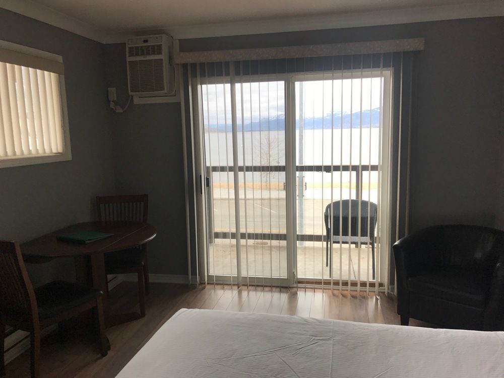 Tiki Shores Inn & Suites Пентіктон Екстер'єр фото