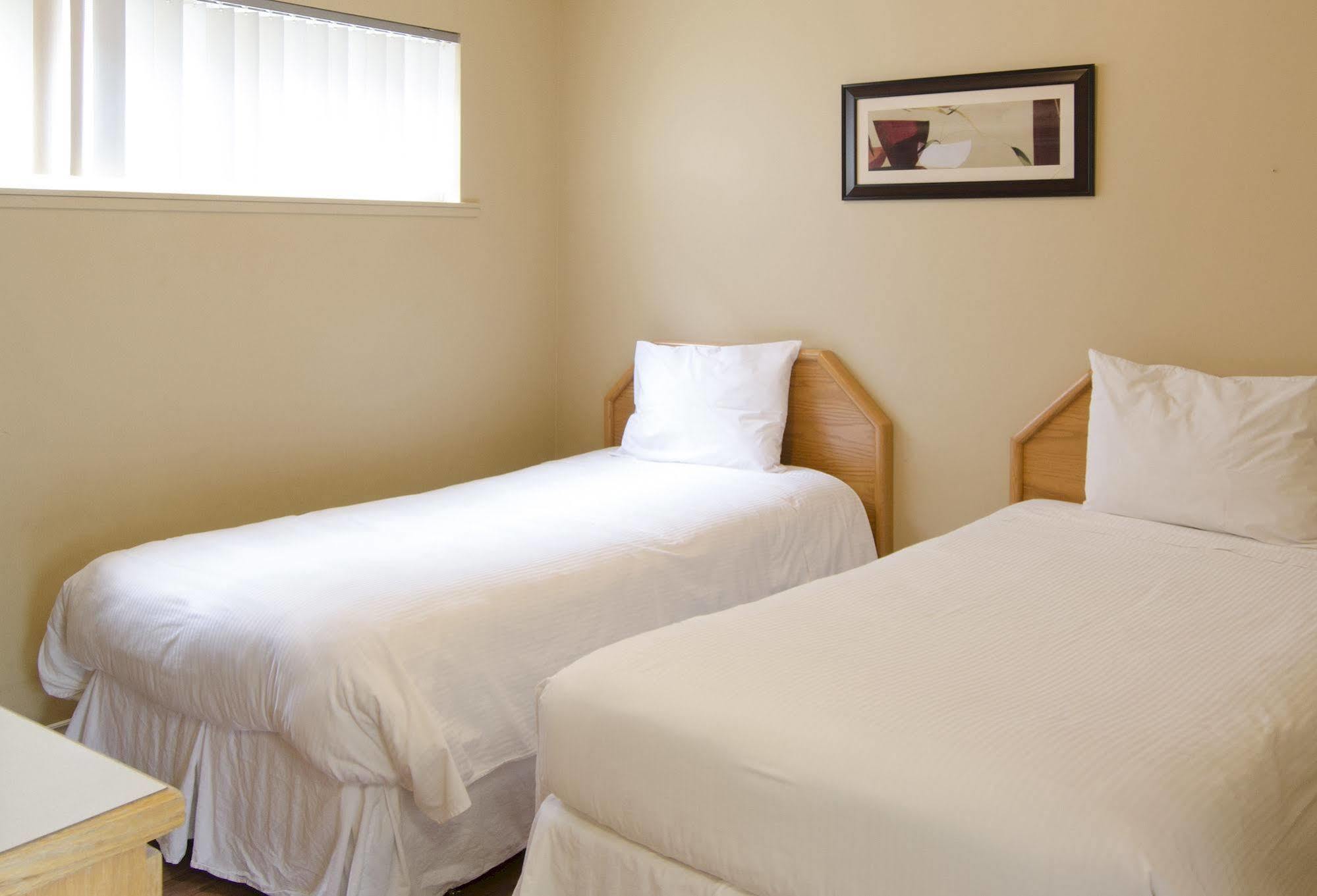 Tiki Shores Inn & Suites Пентіктон Екстер'єр фото