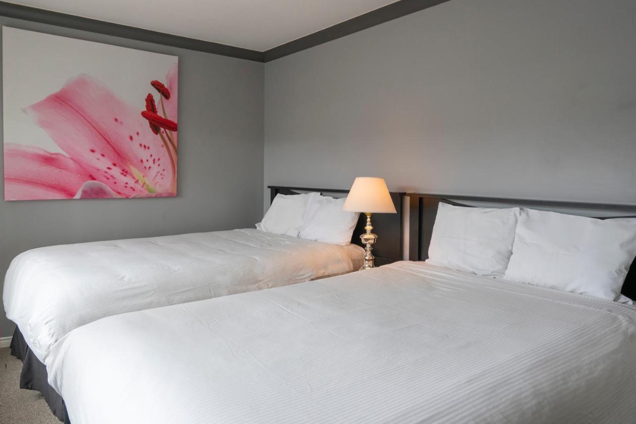 Tiki Shores Inn & Suites Пентіктон Екстер'єр фото
