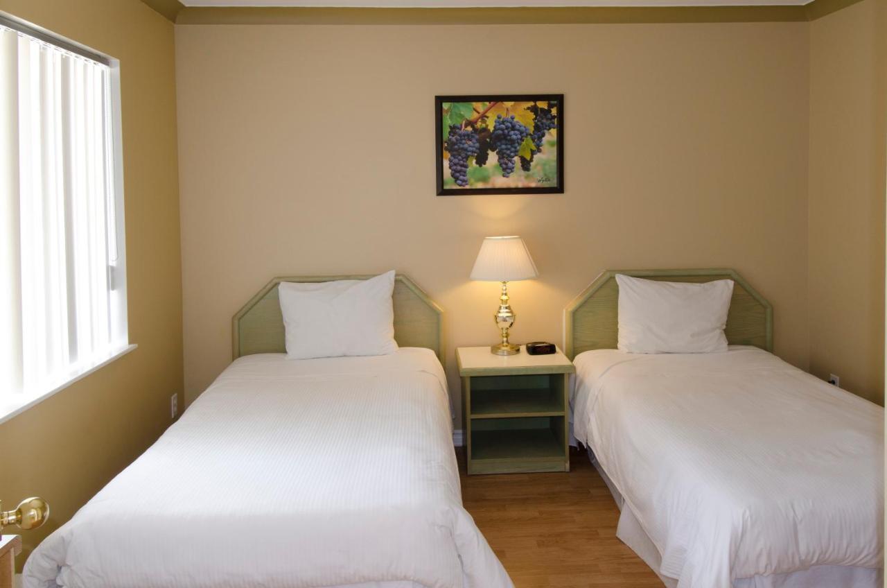 Tiki Shores Inn & Suites Пентіктон Екстер'єр фото