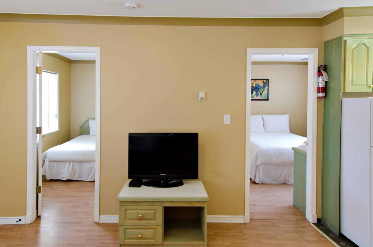 Tiki Shores Inn & Suites Пентіктон Екстер'єр фото