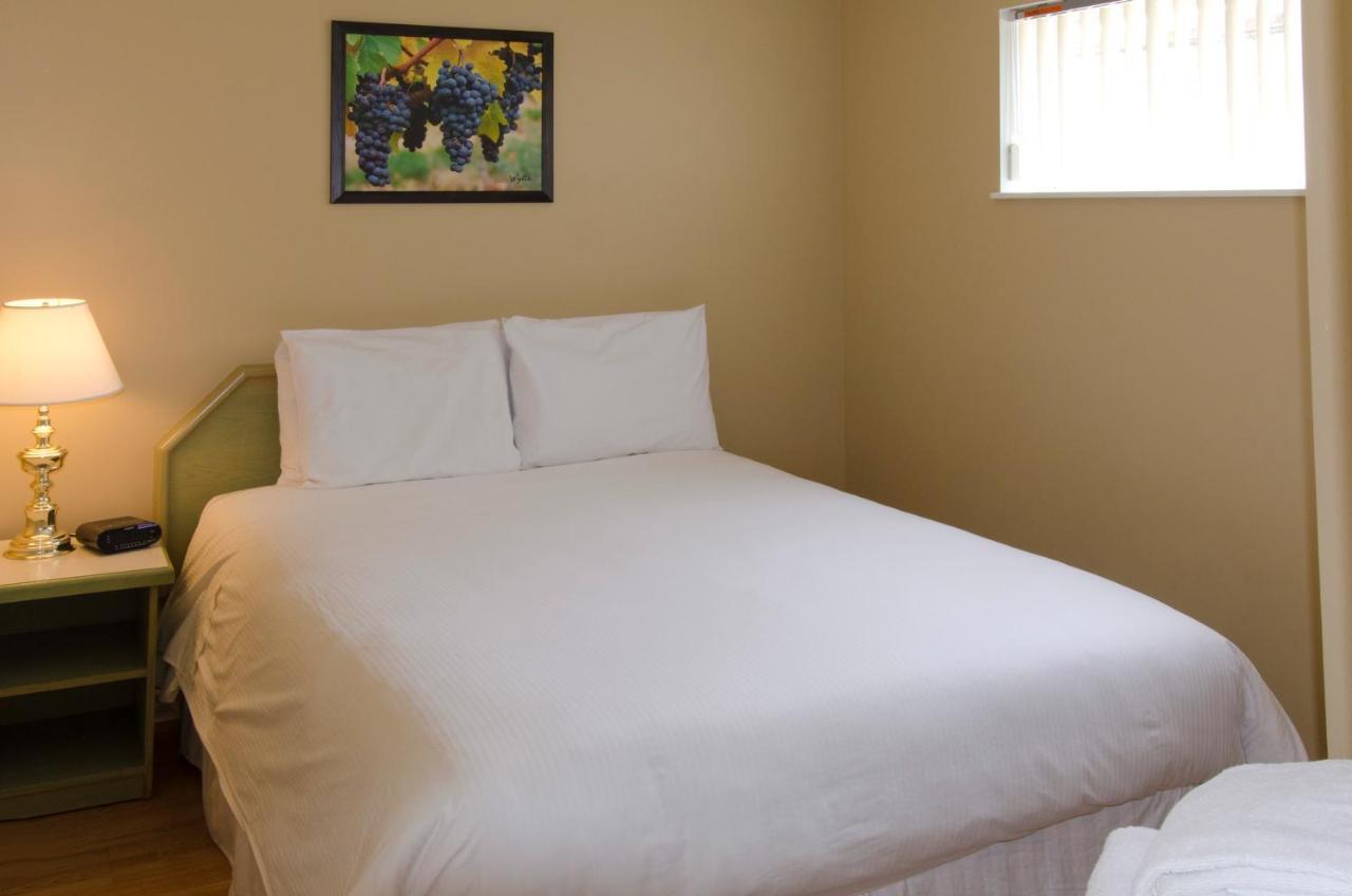 Tiki Shores Inn & Suites Пентіктон Екстер'єр фото